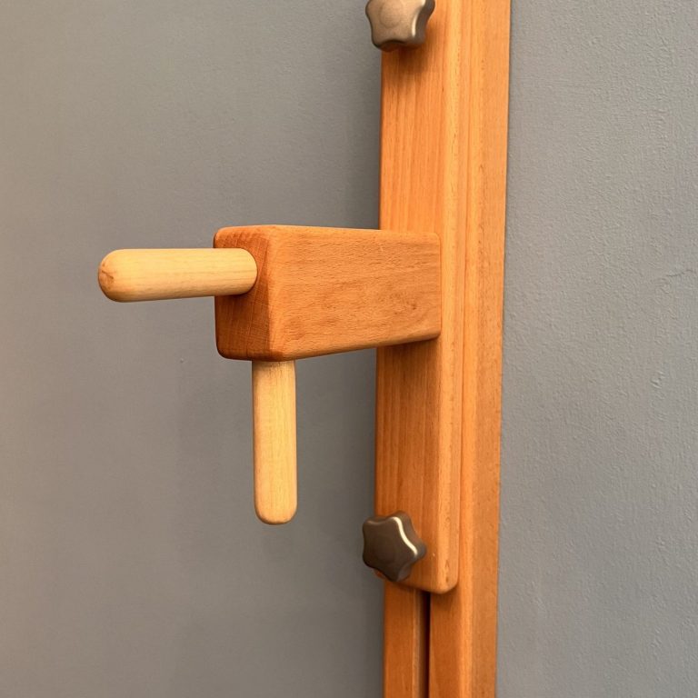 Verstellbarer Schlitten der Triggerwand mit Schnellspanner zur Höheneinstellung